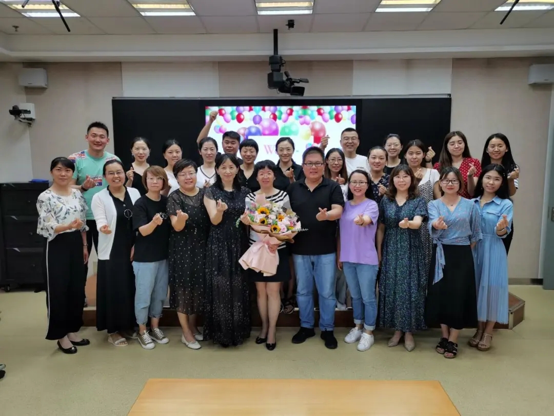 標(biāo)題：【春風(fēng)化雨 桃李滿園】呼市一中王秀麗老師退休歡送會(huì)
瀏覽次數(shù)：198
發(fā)表時(shí)間：2020-07-14